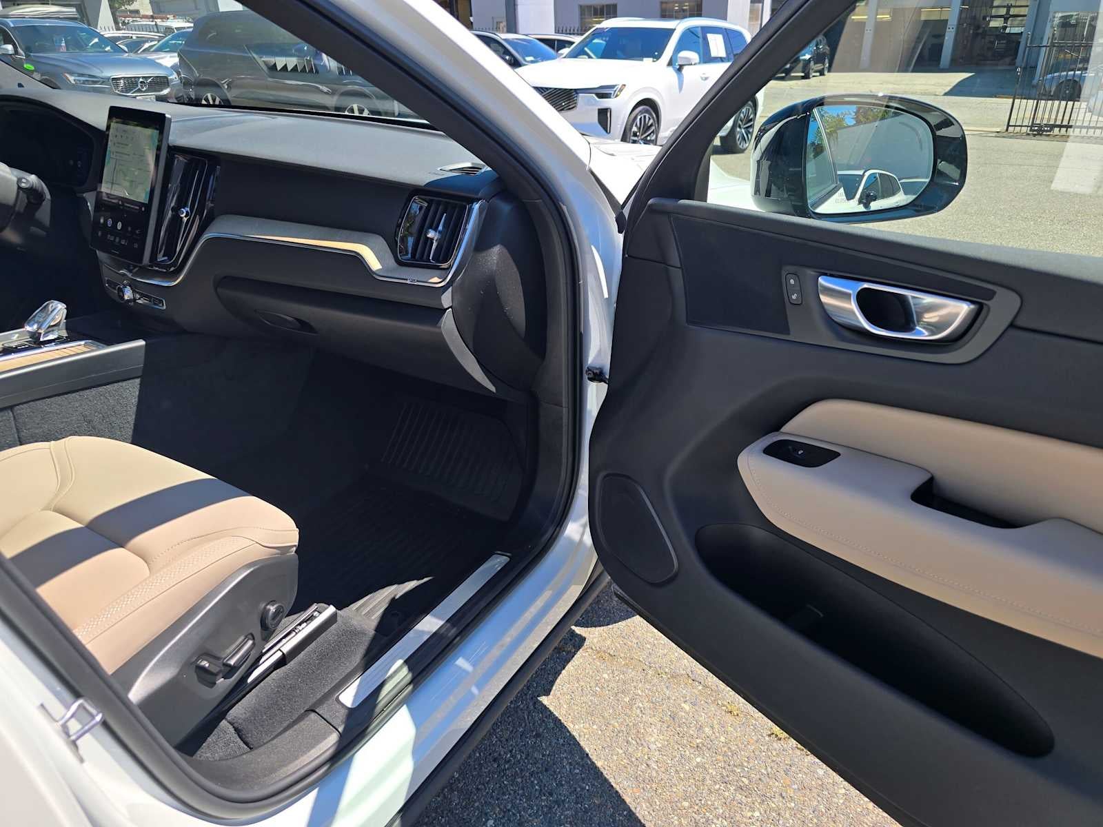 2026 Volvo XC60 Plus