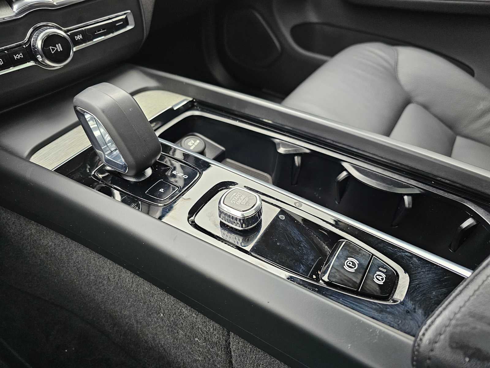 2025 Volvo XC60 Plus