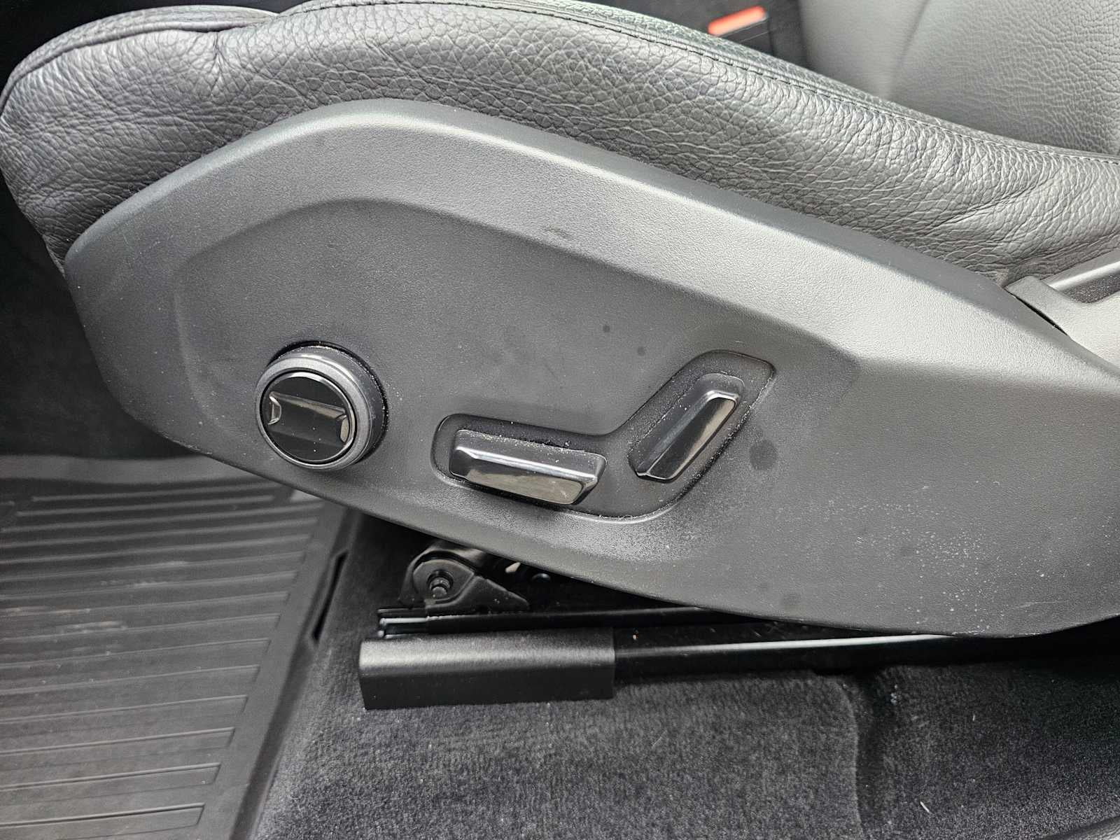 2025 Volvo XC60 Plus