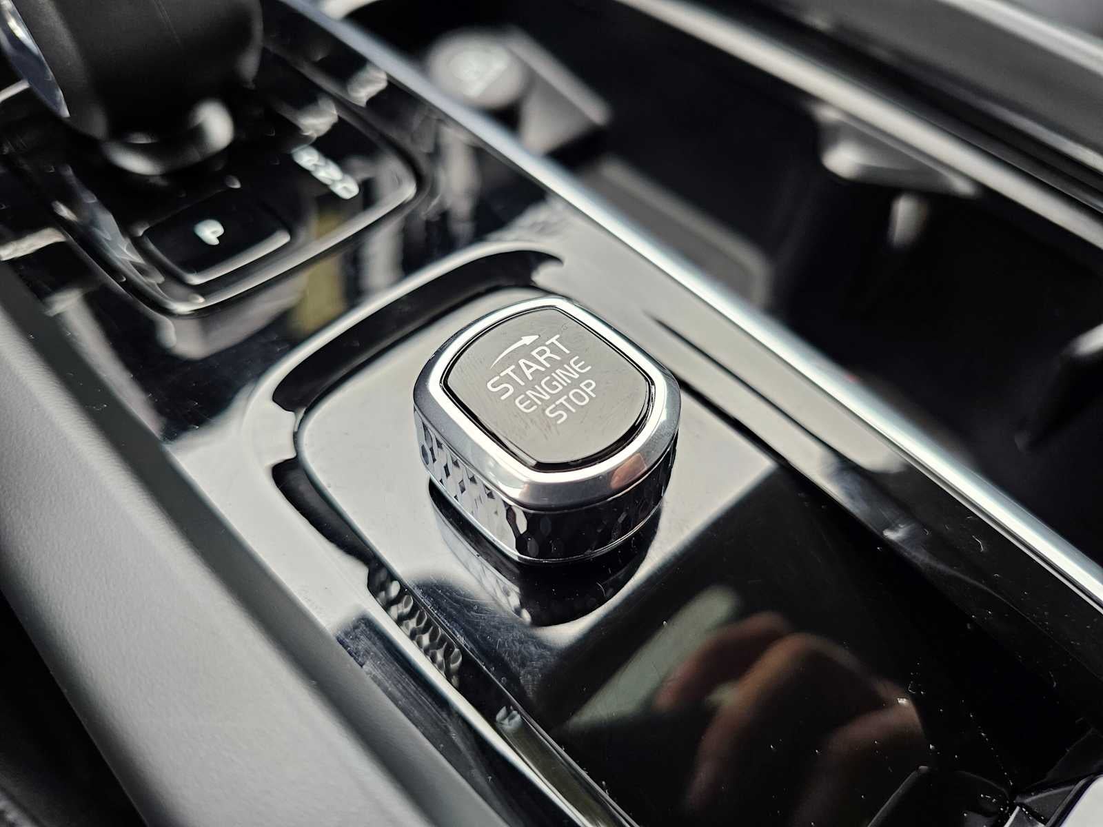 2025 Volvo XC60 Plus