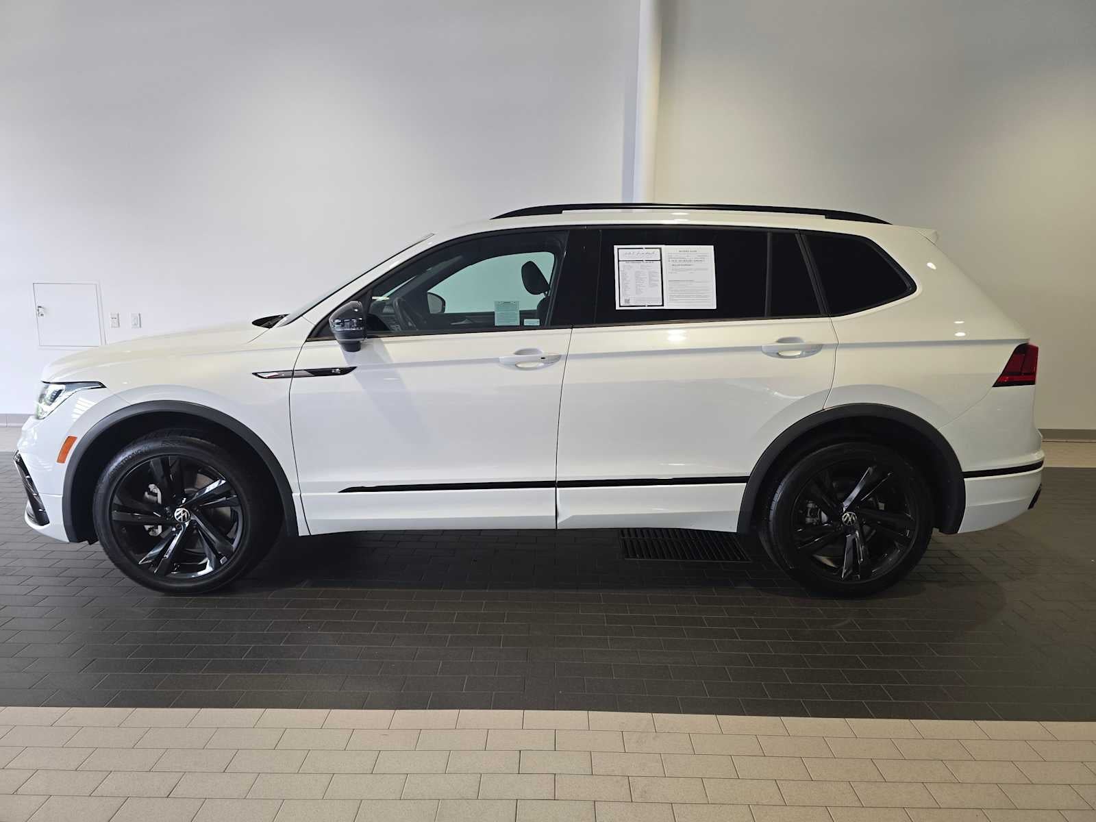 2023 Volkswagen Tiguan SE R-Line Black