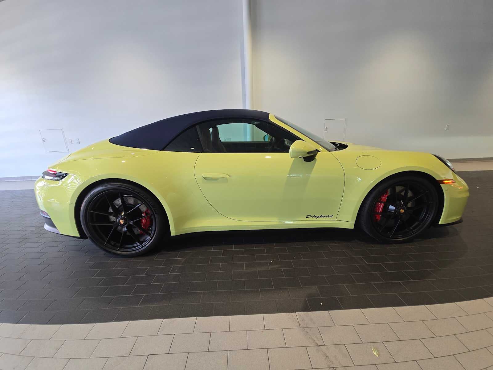 2026 Porsche 911 Carrera 4 GTS