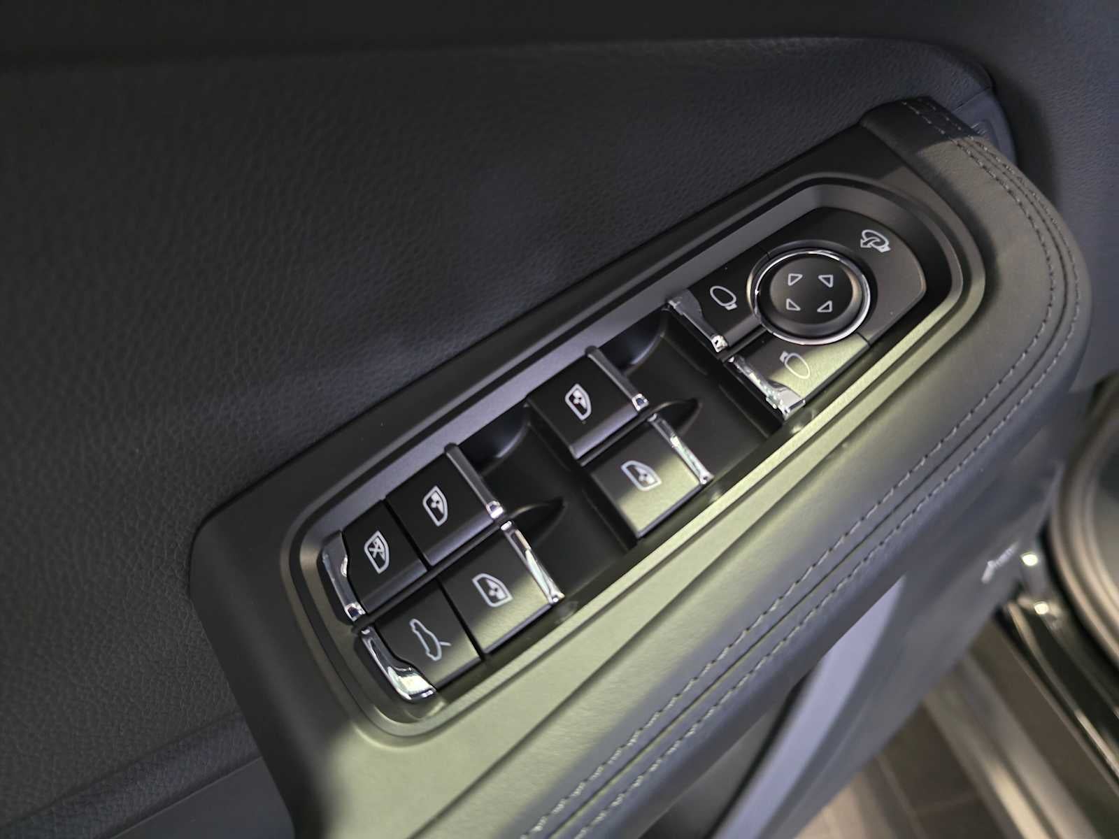 2025 Porsche Macan T