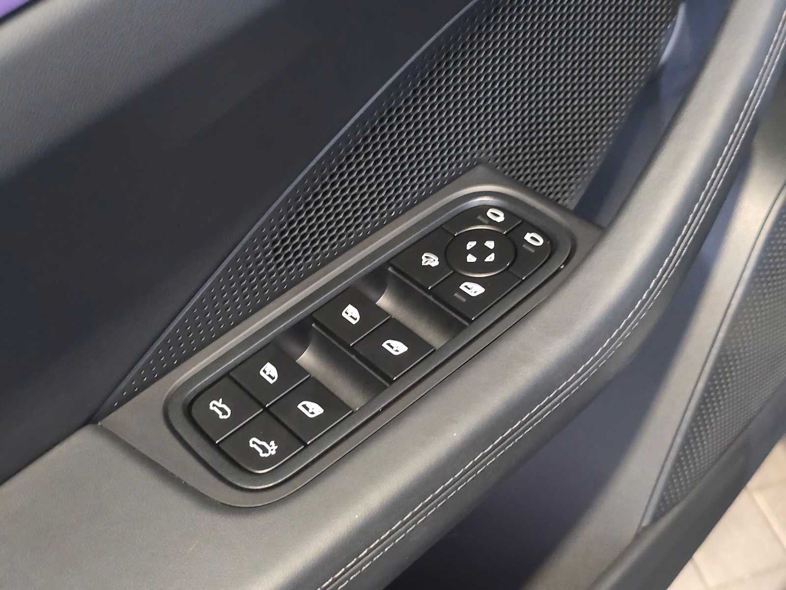2025 Porsche Macan Macan Turbo Electric