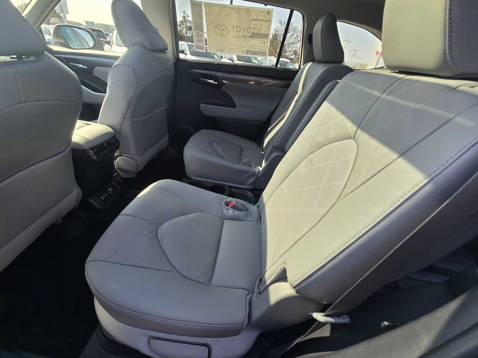 2026 Toyota Highlander Hybrid Platinum