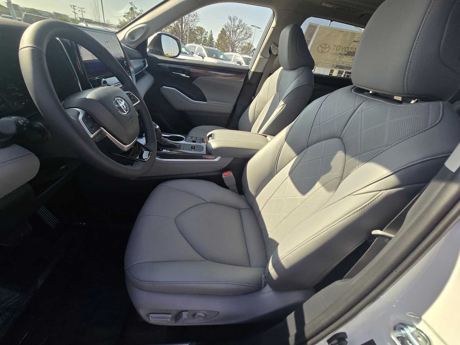 2026 Toyota Highlander Hybrid Platinum