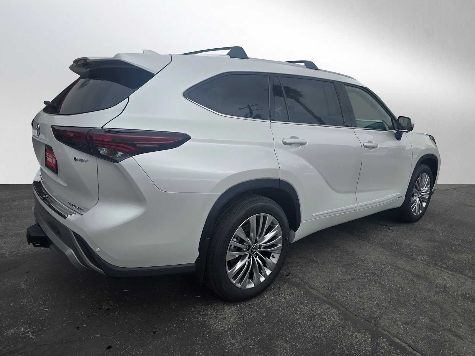 2026 Toyota Highlander Hybrid Platinum